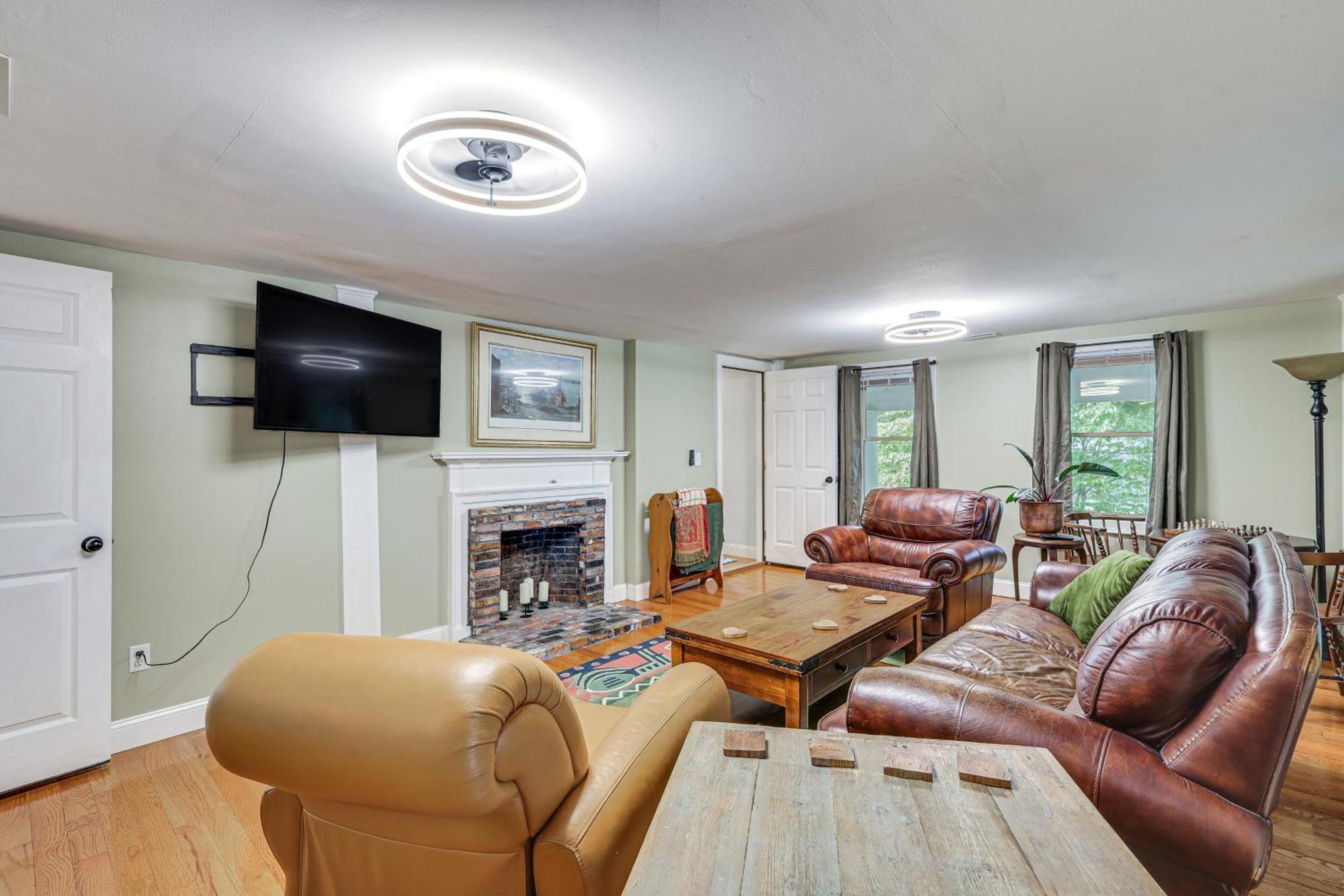 Quintessential New England Home With Patio And Grill! Putnam Kültér fotó